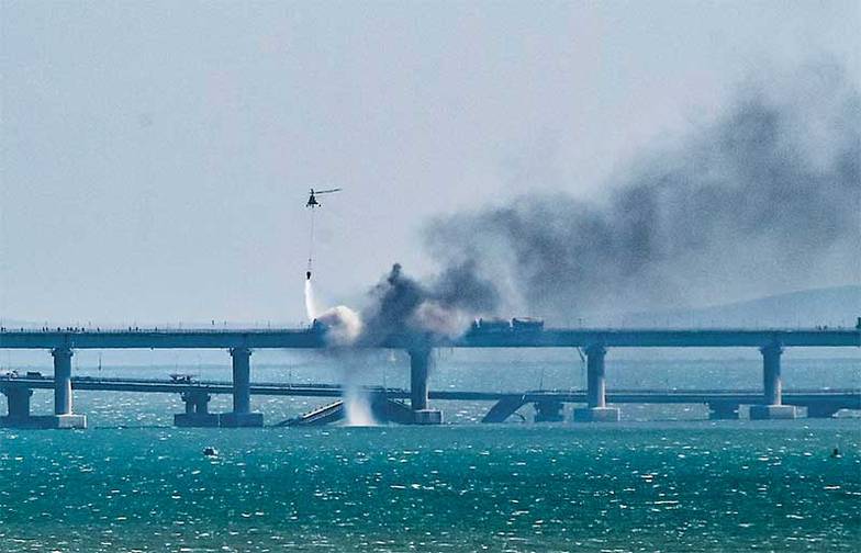 EPA/STRINGER/ТАСС Тушение пожара на Крымском мосту после теракта 8 октября 2022 года