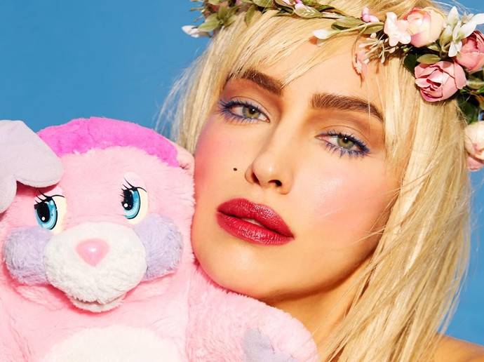 Ирина Шейк перевоплотилась на Хеллоуин в порноактрису Чиччолину