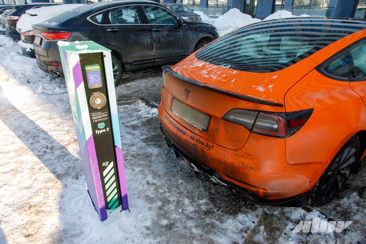 Таксисты занимают все зарядки? Что происходит на электрозаправках днем