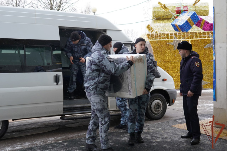 Пациентов больницы имени З.А. Башляевой в Москве поздравил Дед Мороз специального назначения