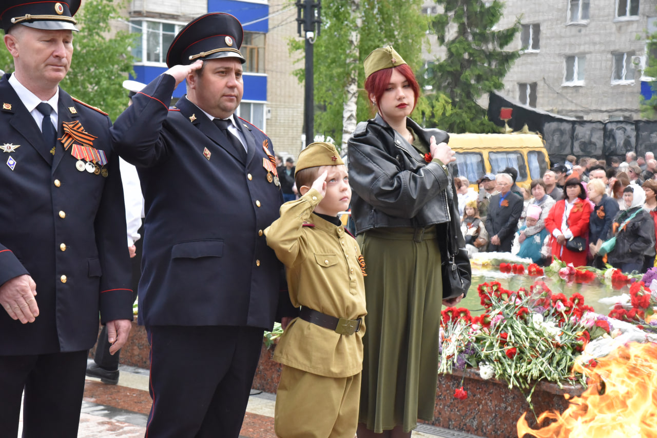 Сергей Барулин вместе с жителями возложил цветы к Обелиску памяти балаковцам, погибшим в годы Великой Отечественной войны