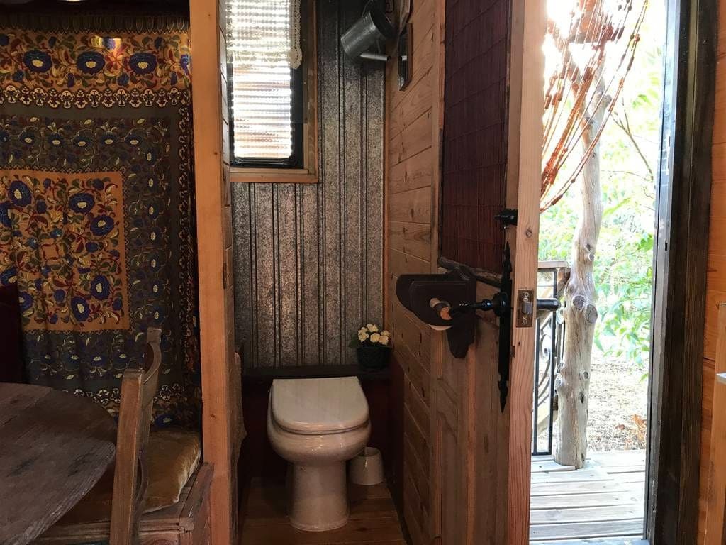 Скромный интерьер туалета.