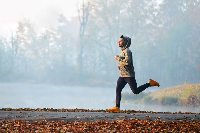 Фитнес-эксперт рассказал, в чем тренироваться осенью