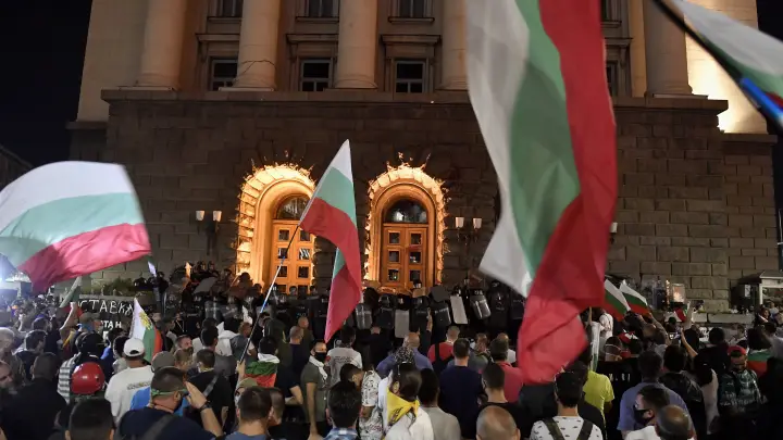 Тысячи болгар вышли на улицы: протест против смены национальной валюты на евро
