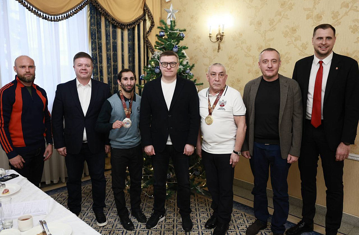 Алексей Текслер под Новый год встретился с боксерами