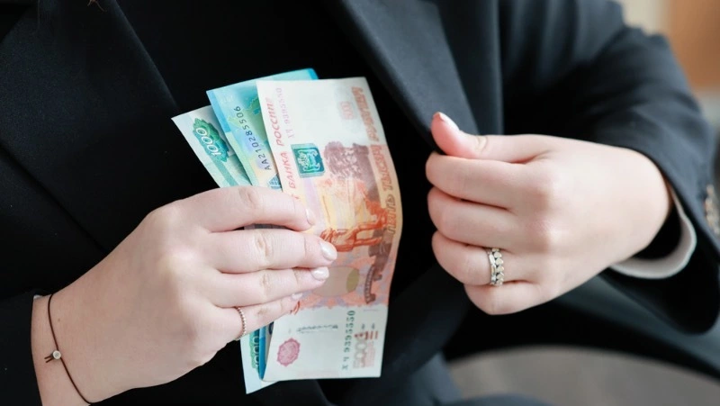 Продавец магазина из Долинского района ответит в суде за кражу денег из кассы