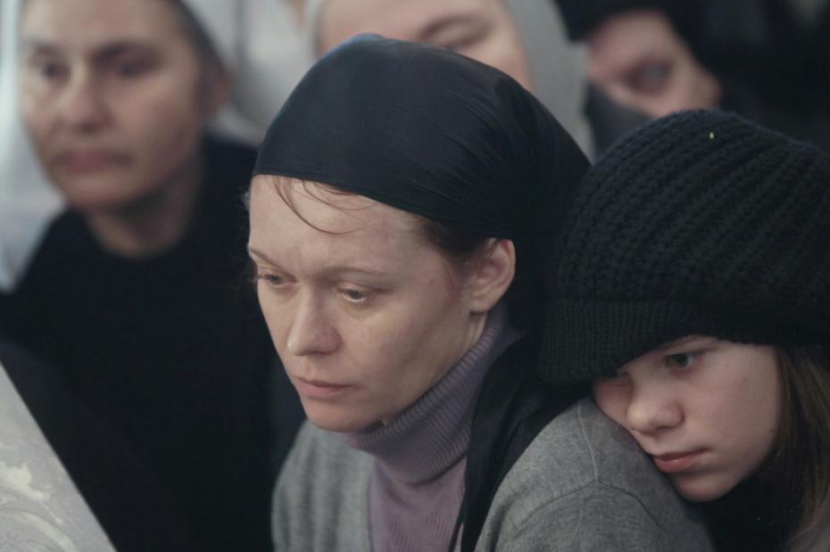 Юлия Брыкина с дочерью Иустиной во время отпевания иерея Даниила