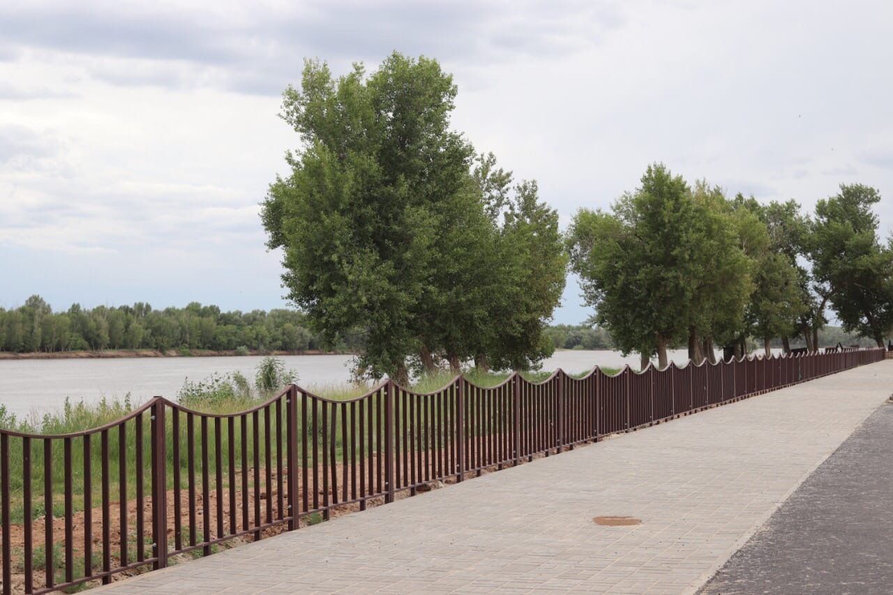 Астраханское село енотаевское. Енотаевский сквер. Забор в сквере. Енотаевка парки. Астраханские парки.