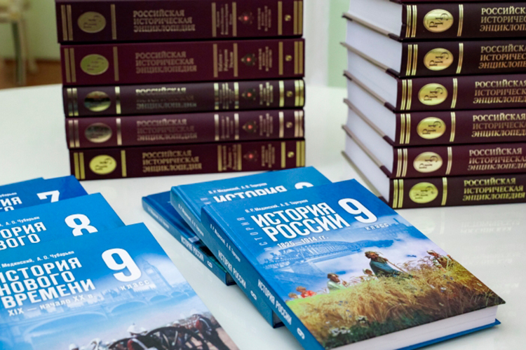 Фактически это первый российский учебник, где некоторые сюжеты, связанные с историей татар, описываются вполне с объективистских позиций — спокойно и рассудительно