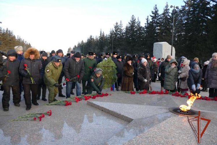 Память героев: Росгвардейцы Омска почтили павших защитников Отечества в Парке Победы