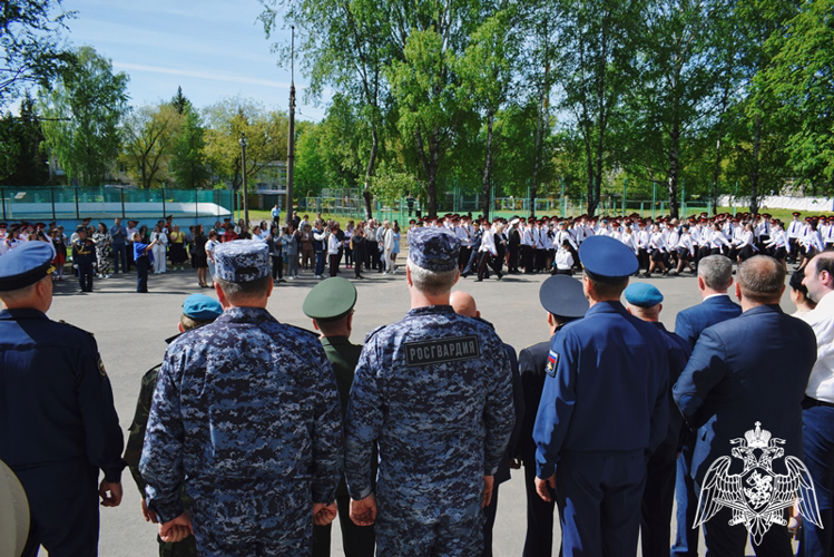 В Нижнем Новгороде офицеры Росгвардии поздравили выпускников подшефной кадетской школы с окончанием учебного года (фото)