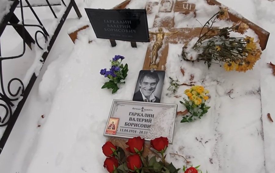 Саюталин могила. Саюталин могила. Вельяминов могила. Могила дмитрия красилова. Памятник леониду филатову на ваганьковском кладбище.