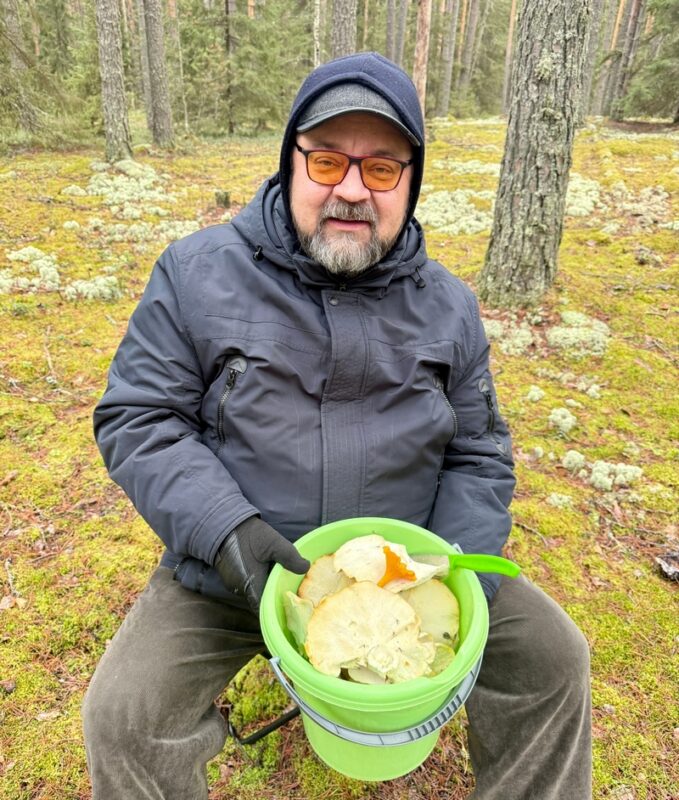 «Грибное утро»: лесная прогулка принесла ректору ВГЭИ богатый грибной улов