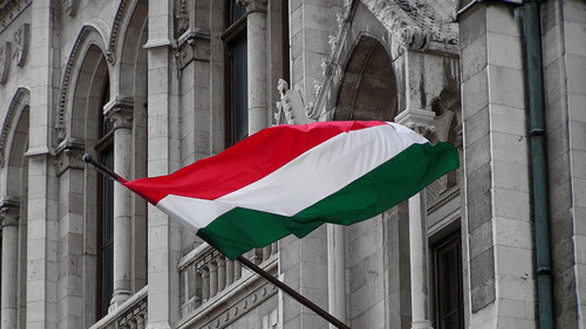 Флаг Венгрии на здании венгерского парламента - Sputnik Грузия, 1920, 29.04.2025