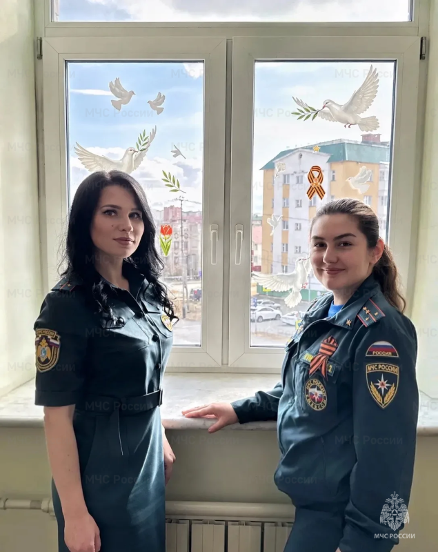 Сотрудники Главного управления МЧС России по Ямало‑Ненецкому автономному округу присоединились к всероссийской акции «Окна Победы»