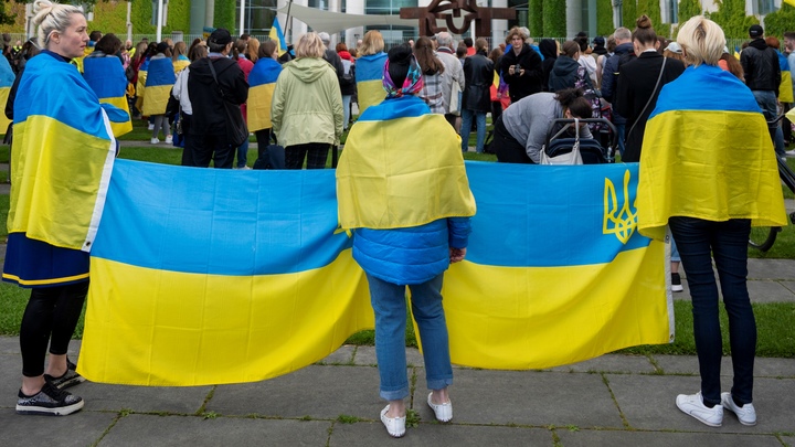 Телеведущий в США задал три простых вопроса митингующей украинке. Итог его удивил: Путин проснулся и решил вторгнуться