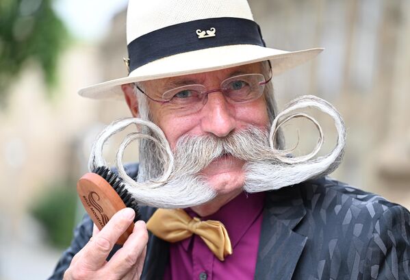 Чемпион мира по стрижке бороды Юрген Буркхардт демонстрирует свою изысканно уложенную бороду и щётку - Sputnik Грузия