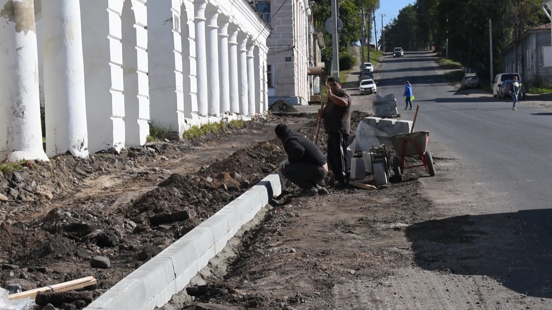 В старинном городе Костромской области завершается ремонт одной из главных улиц - Леднева