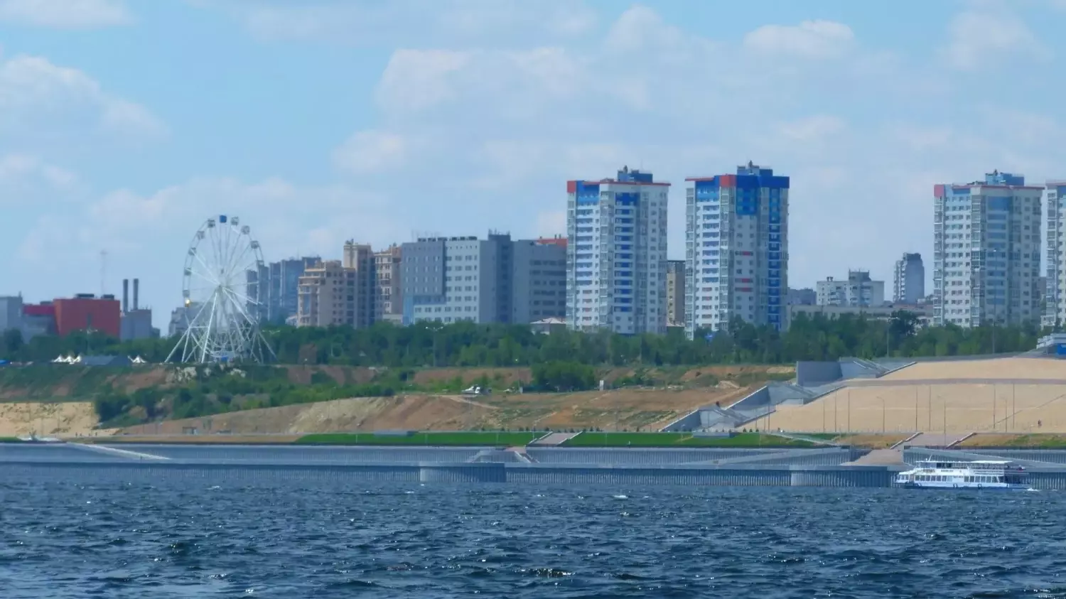 Красивый вид из акватории Волги в центре Волгограда