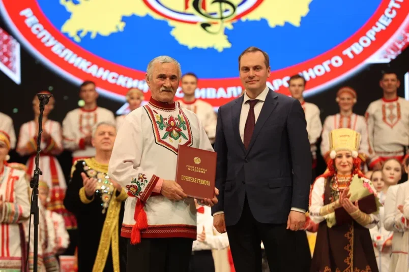 Шумбрат мордовия 2022 ромоданово. Шумбрат мордовия в саранске. Шумбрат зарядка саранск. Эмблема шумбрат мордовия 25. Мордовский праздник шумбрат.