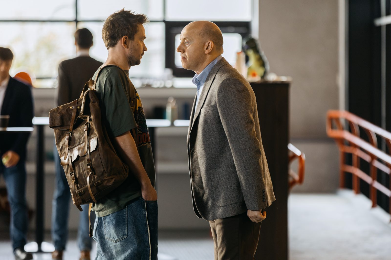 «Это как в футболе?»: Тихон Жизневский озвучивает мысли Александра Петрова в трейлере «Комментируй это»