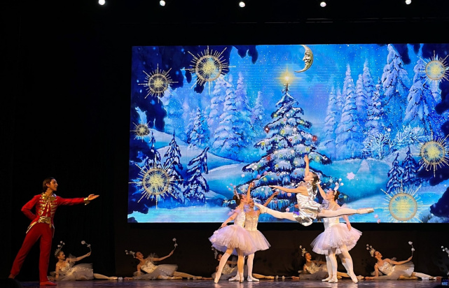 Сотрудники Управления Минюста России по Вологодской области посетили спектакль балета «Щелкунчик» в исполнении студии классического балета нашего города (фото 3)