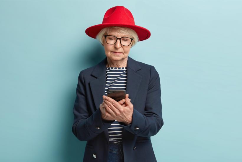 Пожилая женщина в шляпе