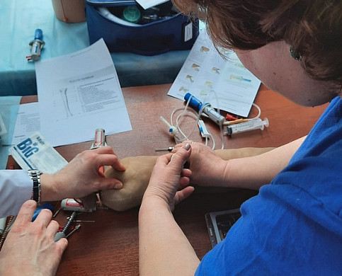  В Ивановской области врачи скорой помощи осваивают внутрикостные инъекции 