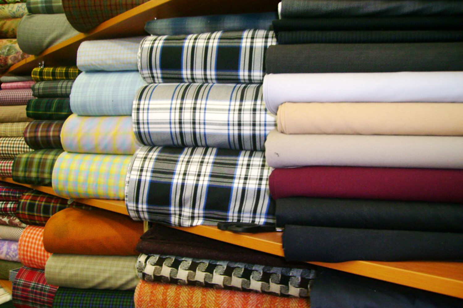Ткани по низким ценам. Материалы для пошива одежды. Ассортимент тканей. Рулон ткани. Текстильные материалы.