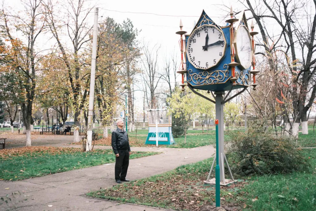 Михаил Щуров рядом со своими «часами с варениками» © Фото Алины Десятниченко для «Новой вкладки»