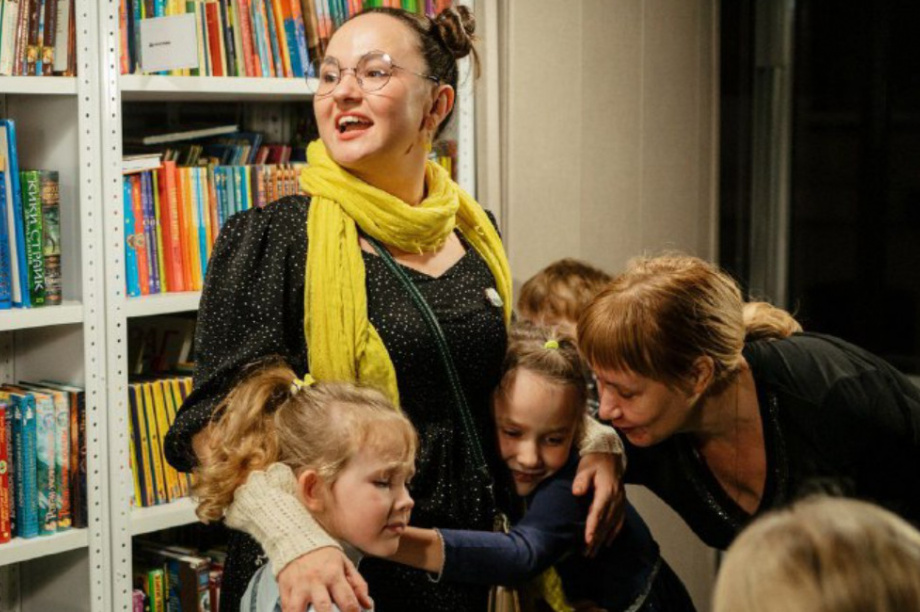 Актёры из Москвы привезли на Камчатку детский спектакль о книгах и библиотеке. Фото: kamgov.ru. Фотография 3