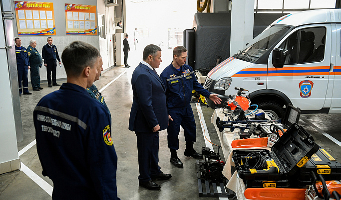 Игорь Руденя вручил региональные награды, передал технику и оборудование специалистам МЧС Тверской области