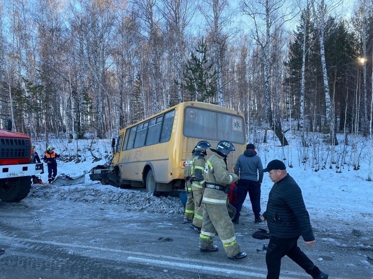 В Челябинской области легковушка врезалась в автобус с 18-ю детьми