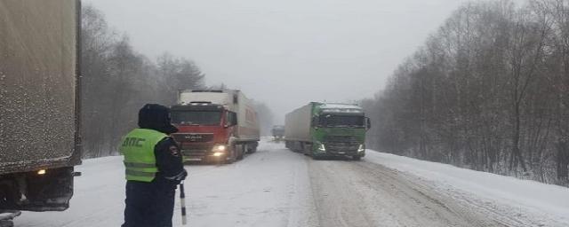 В Челябинской области трассу М-5 перекрыли из-за сильного снегопада