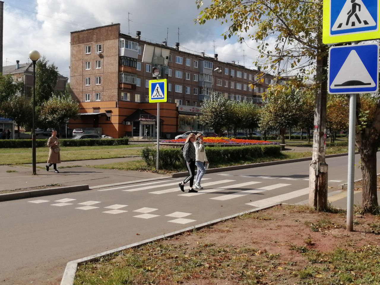 Парковый пешеход. Пешеходный переход. Улица с пешеходным переходом. Неосвещенный пешеходный переход. Пешеходный переход Судостроителей.