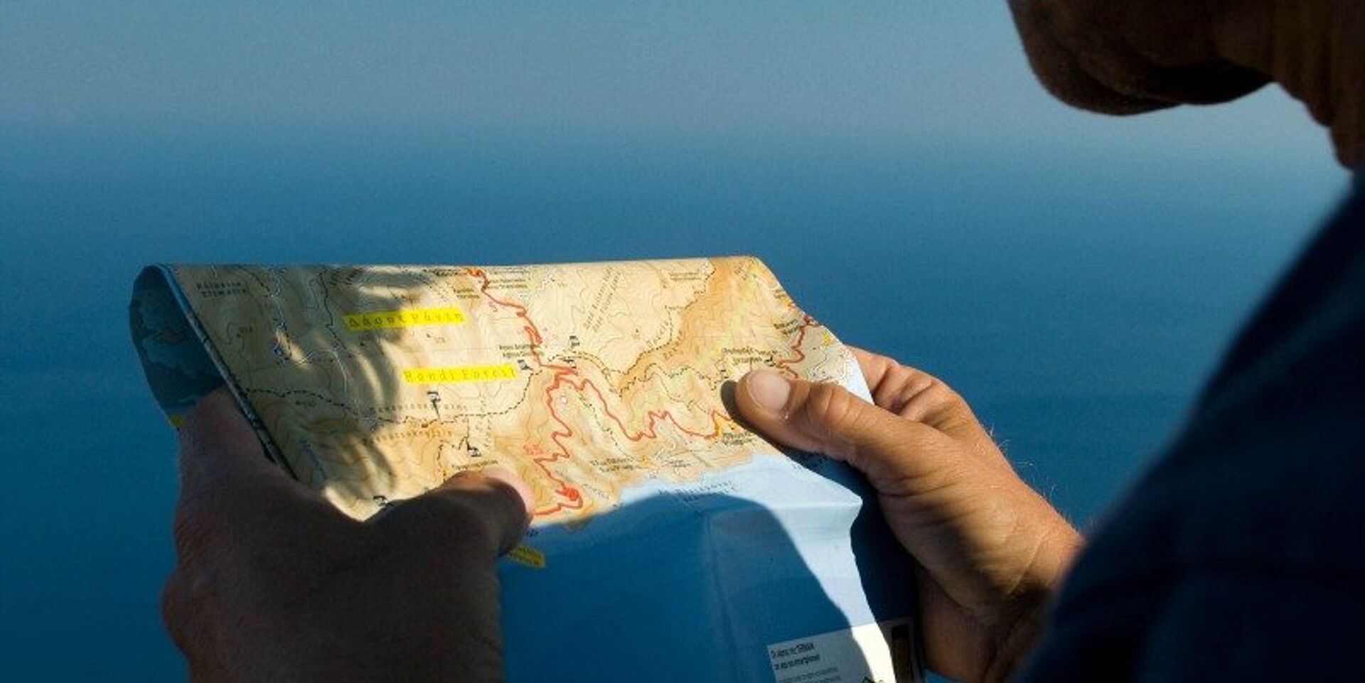 Турист с картой греческого острова Икария - ИноСМИ, 1920, 14.11.2025