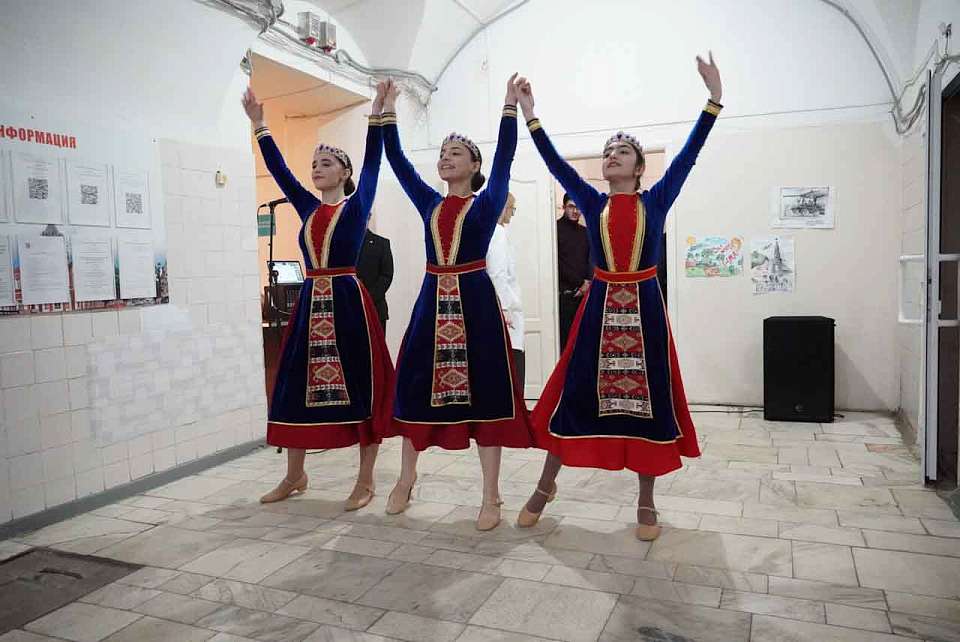 Воронежские армяне и Екатерина Молодцова в городской больнице поздравили бойцов СВО с Днем защитника Отечества