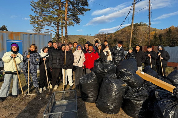 В Улан-Удэ сотрудники колонии убрались на территории детского дома-интерната