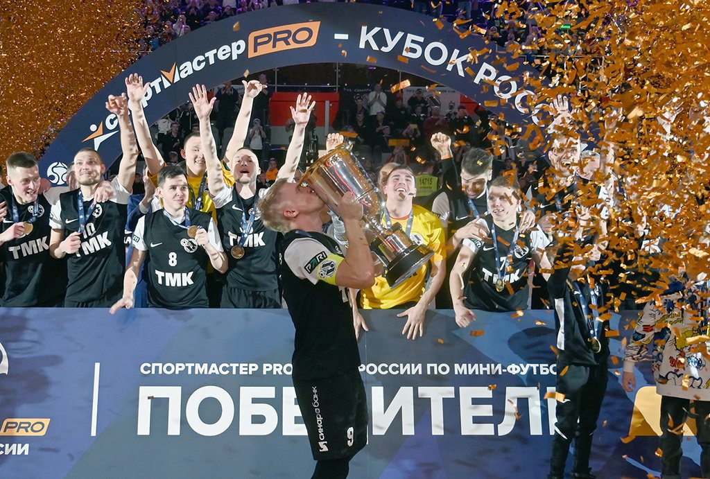 Капитан «Синары» Сергей Абрамов с заветным Кубком. Фото: Павел Ворожцов