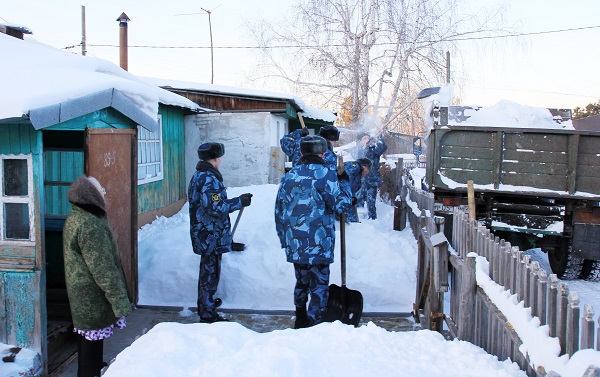В рамках акции «Новый год в каждый дом» ветеранам УИС Алтайского края вручили новогодние подарки и оказали адресную помощь 