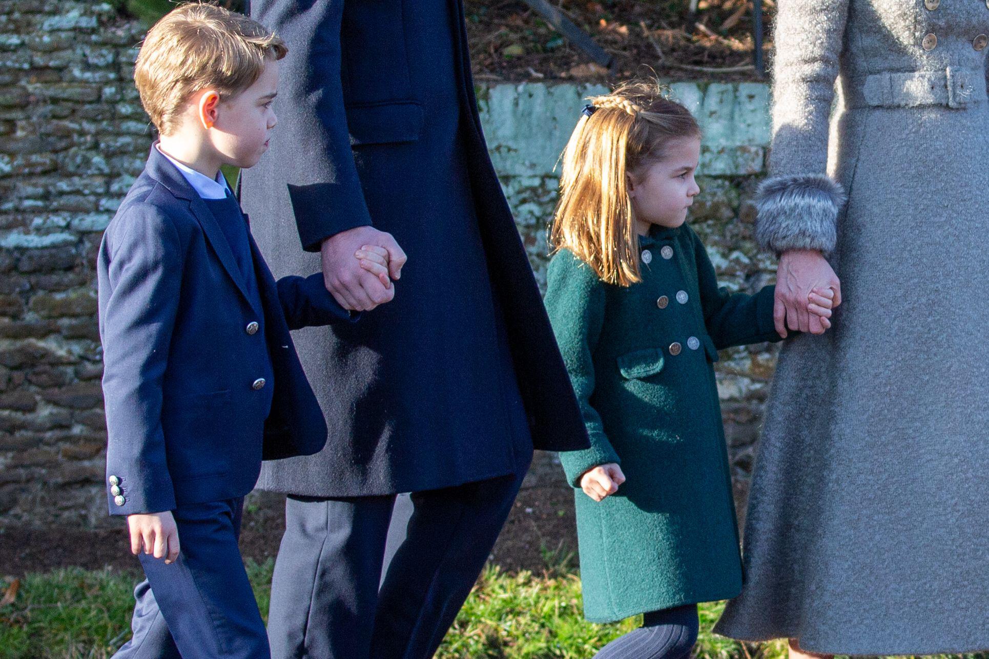 бобби фаррелл могила. родители на похоронах сына. детские гробы для новорожденных. похороны энди флетчера. могилы детей.