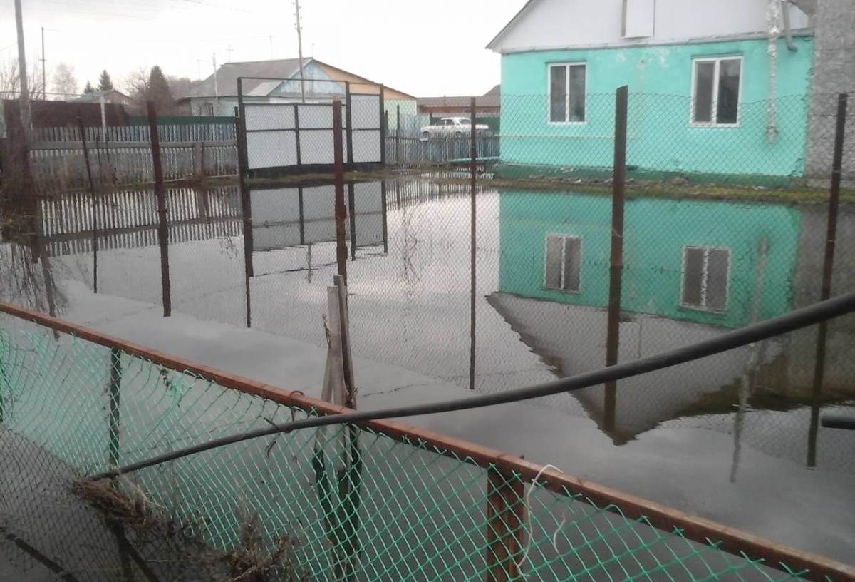 В Омске начали эвакуировать людей из затопленного Немецкого поселка