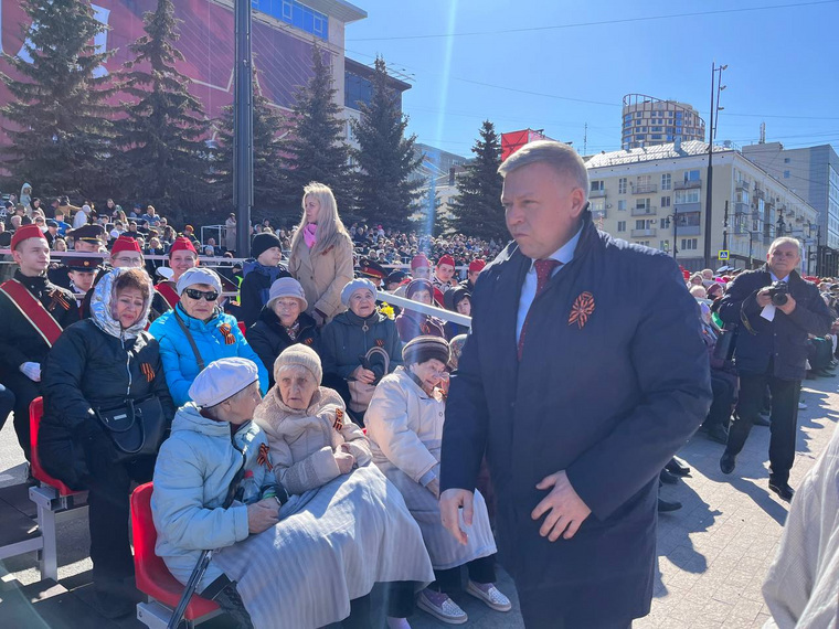 Глава Перми Алексей Демкин занимает место на трибунах среди ветеранов