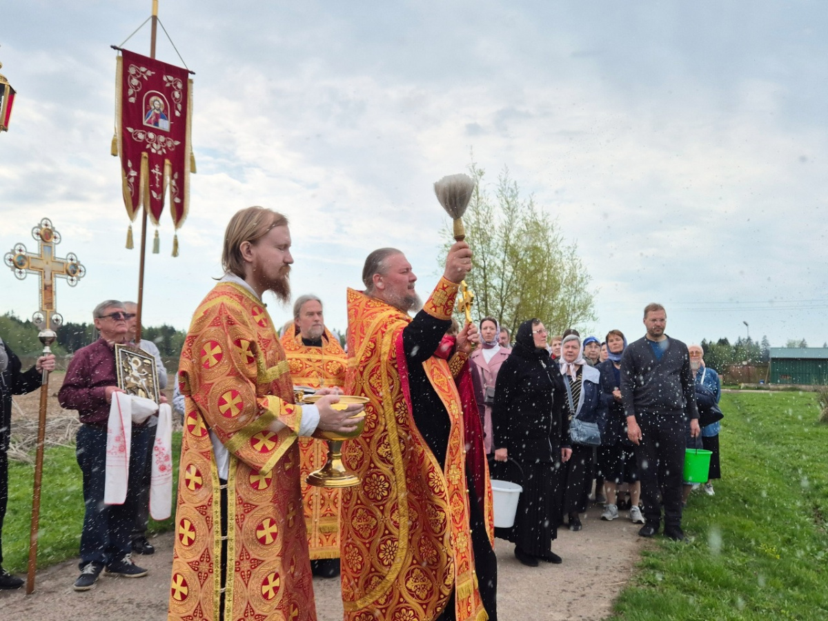 В день памяти великомученика Георгия Победоносца в Аносиной обители состоялось традиционное освящение полей