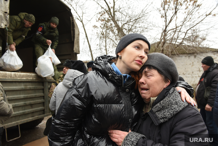 Раздача гуманитарной помощи российскими военными. Талакиевка, ДНР