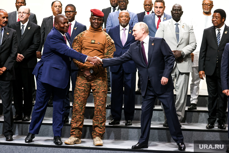 Президент России Владимир Путин на совместном фотографировании лидеров саммита 