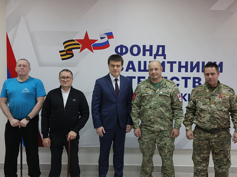 Двое участников СВО из Красноярского края получили ключи от адаптированных автомобилей. Фото: Правительство Красноярского края