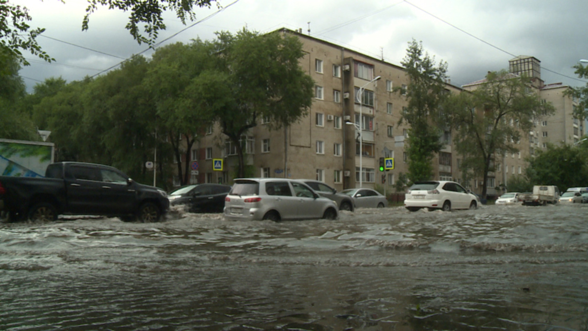 Обильные дожди в августе на дальнем востоке. Ливень в Москве. Потоп в Якутске. Сильный ветер. Ливень на улице.