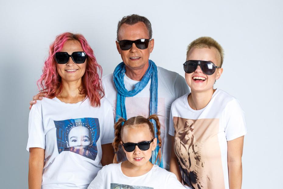 Владимир Левкин с женой Мариной и дочерьми — Викторией и Никой