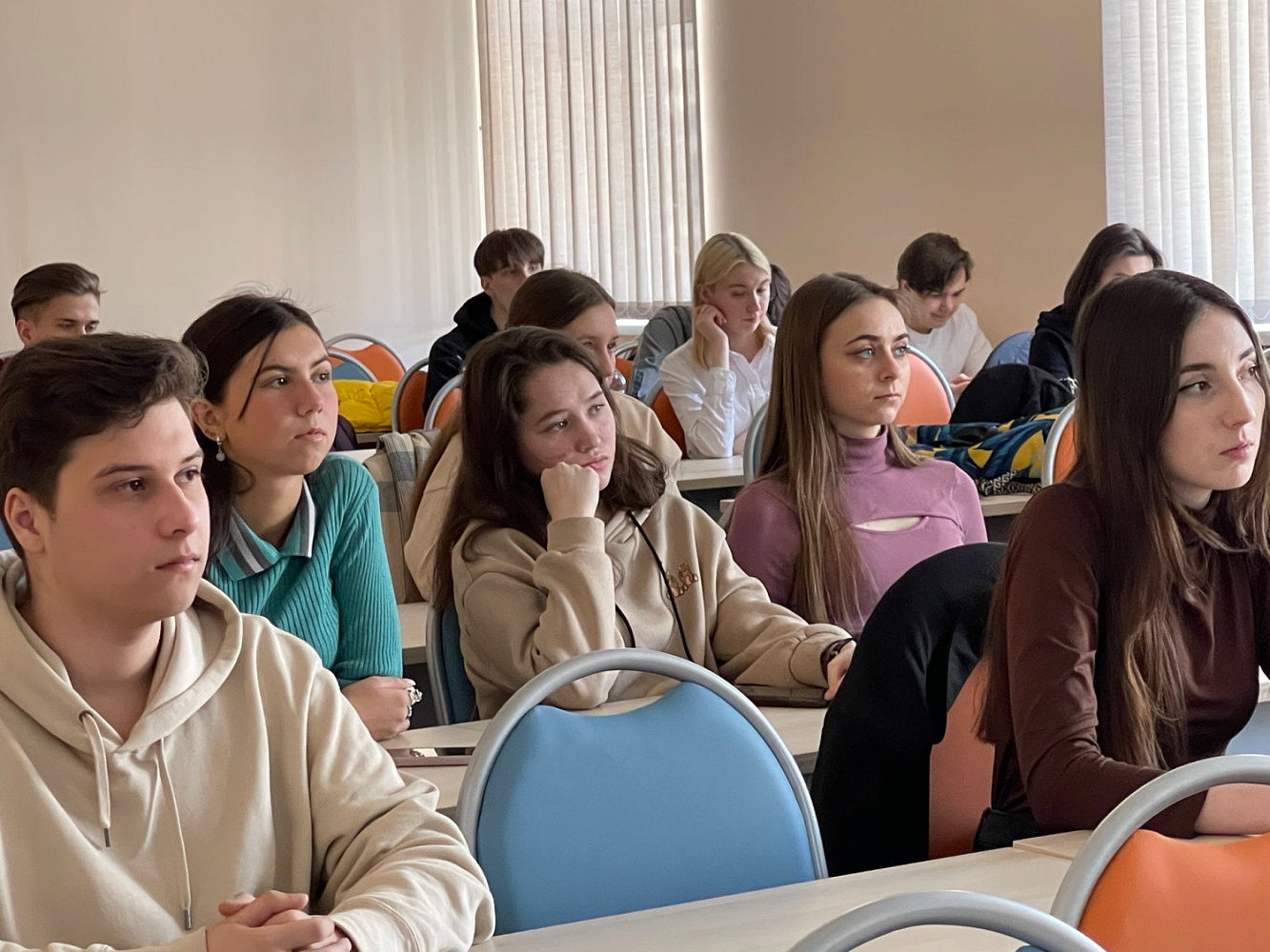 Много студентов. Мирэа студенты. Высшее образование. Москва студенческая. Московский открытый институт логотип.